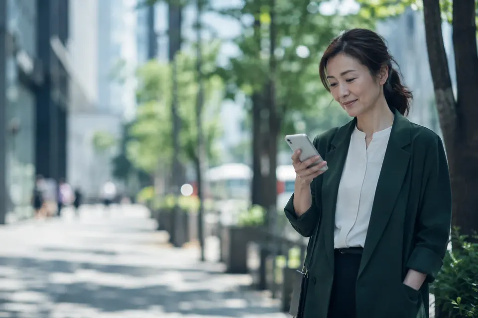 街なかで身軽にスマートフォンを確かめる女性